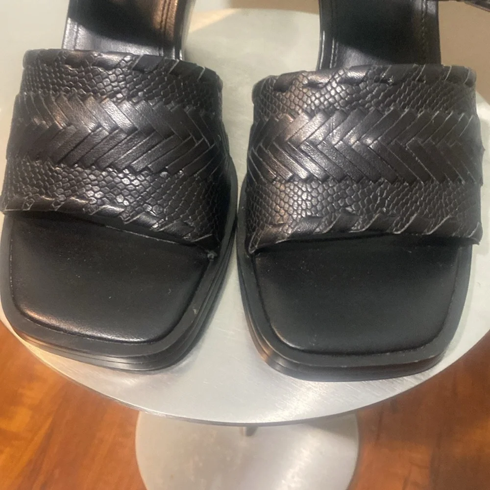 NWT VINCE CAMUTO WOMEN’S SURALYN SANDALS
